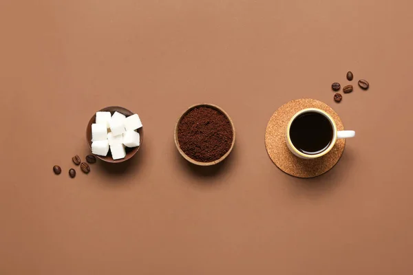 Miski Kawą Proszku Cukrem Filiżanką Brązowym Tle — Zdjęcie stockowe