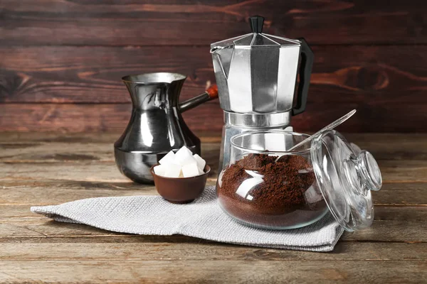 Glas Mit Kaffeepulver Zucker Kaffeemaschine Und Cezve Auf Holztisch — Stockfoto