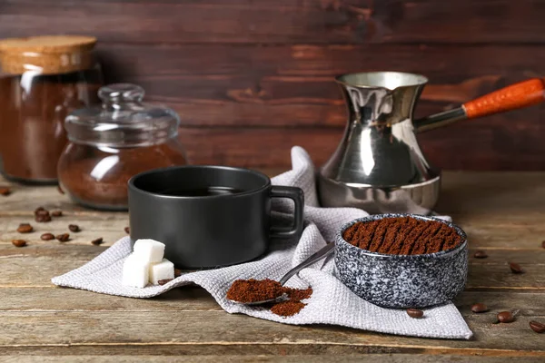 Schüssel Mit Kaffeepulver Zucker Und Tasse Auf Holztisch Nahaufnahme — Stockfoto