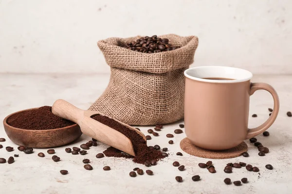 Skopa Med Kaffepulver Bönor Påse Och Kopp Grunge Bord — Stockfoto