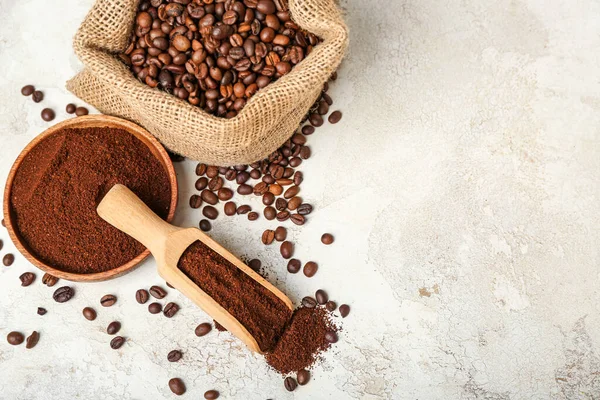 Schaufel Und Schüssel Mit Kaffeepulver Beutel Mit Bohnen Auf Grunge — Stockfoto