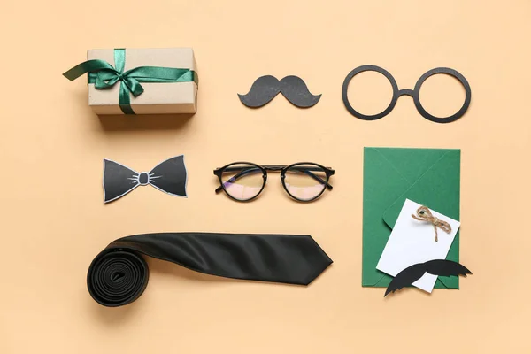 Bigodes Papel Com Óculos Presente Gravata Envelope Fundo Bege Celebração — Fotografia de Stock