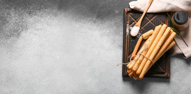 Geleneksel İtalyan Grissini, grunge arkaplanda tuz ve yağ ve metin için yeri olan tahta