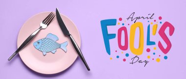 Leylak arkaplanlı kağıt balıklı masa. 1 Nisan Kutlaması