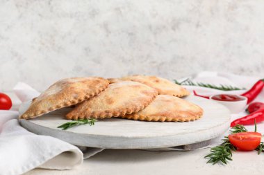 Hafif arka planda pişmiş et, sos, biberiye ve sebzeli ahşap tahta tahta.