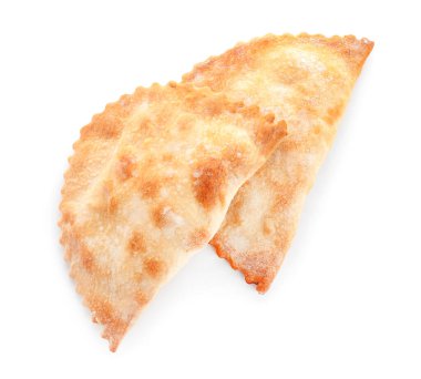 Beyaz arka planda pişmiş et böreği.