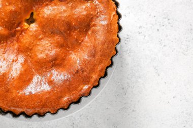 Lezzetli etli etli turta, beyaz grunge masasında pişiyor.