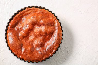 Lezzetli etli etli turta, beyaz grunge masasında pişiyor.