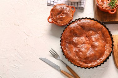 Lezzetli etli etli turtalar, beyaz grunge masasında.