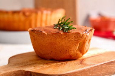 Lezzetli etli etli turta ve çatallı masa, yakın plan.