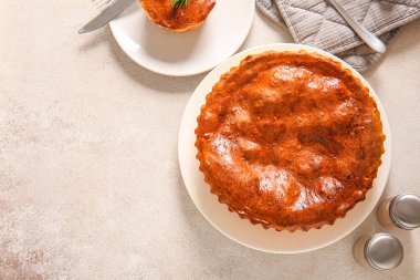 Beyaz grunge masasında lezzetli etli turta tabağı.