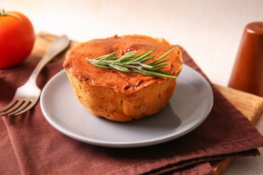 Tabakta lezzetli etli turta ve biberiye var.