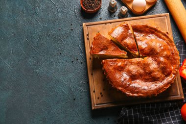 Gri grunge masasında lezzetli etli turta.