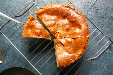 Gri grunge masasında leziz etli turta ızgarası, yakın plan.