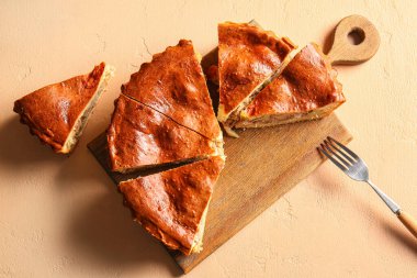 Lezzetli et turtası ve bej masanın üzerinde çatal.