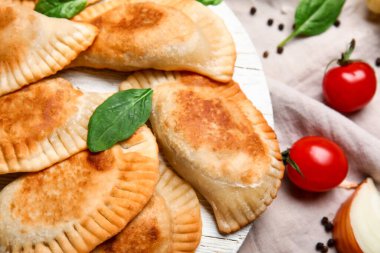 Lezzetli et börekleri olan ahşap tahta, yakın plan.