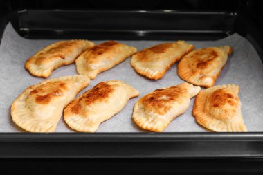 Lezzetli et börekleri fırında, yakın plan.