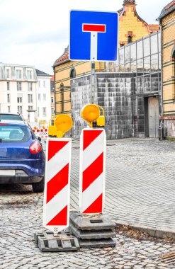 Şehirdeki uyarı yol işaretlerinin görüntüsü