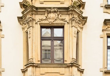 Ahşap pencereli eski binanın görüntüsü