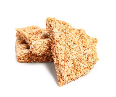 Beyaz arka planda lezzetli susamlı kozinaki parçaları.