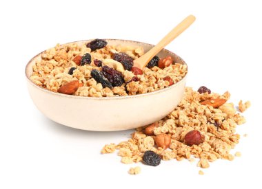 Beyaz arka planda bir kase lezzetli granola.