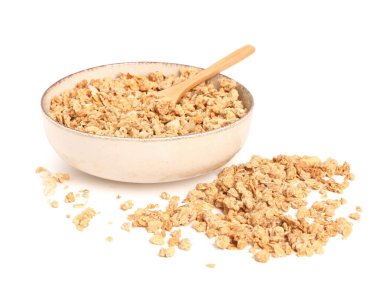 Beyaz arka planda bir kase lezzetli granola.