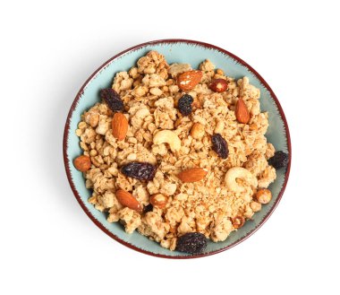 Beyaz arka planda bir kase lezzetli granola.