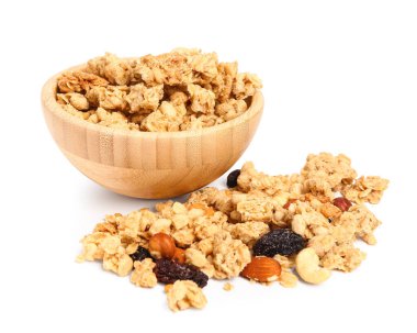 Beyaz arka planda bir kase lezzetli granola.