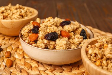 Sofrada bir kase lezzetli granola, yakın plan.