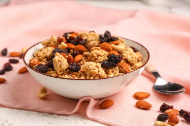 Hafif arkaplanda bir kase lezzetli granola, yakın plan.