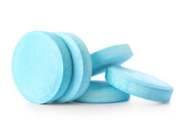 Beyaz arkaplanda mavi çözünür tabletler