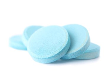 Beyaz arkaplanda mavi çözünür tabletler