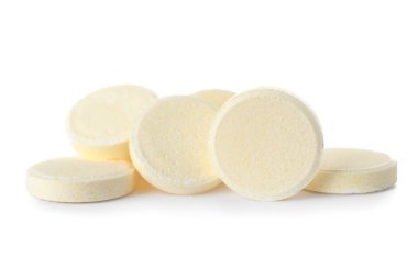 Beyaz arkaplanda izole edilmiş sarı çözünür tabletler