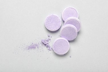 Gri arkaplanda çözünebilen leylak tabletleri