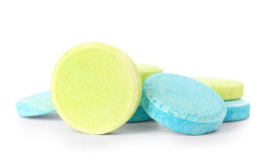 Mavi ve yeşil çözünür tabletler beyaz arkaplanda izole