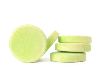 Beyaz arkaplanda yeşil çözünür tabletler