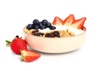 Bir kase lezzetli granola yoğurt ve beyaz arka planda böğürtlen.