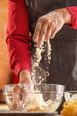 Makarna için hamur yapan adam mutfaktaki masada, yakın plan.