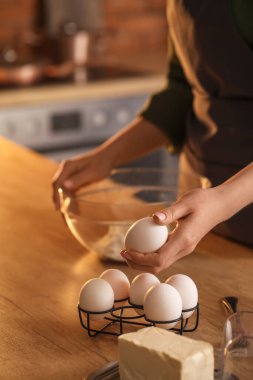 Mutfaktaki masada makarna için hamur yapan kadın, yakın plan.