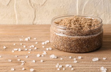 Tahta masada vücut fırçası ve deniz tuzu kavanozu.