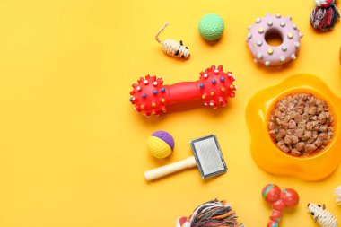 Evcil hayvan bakım aksesuarları ve arka planda ıslak yiyecek içeren kompozisyon