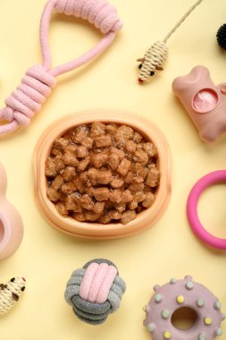 Arka planda hayvan bakımı aksesuarları ve ıslak yiyecekler.