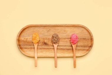 Tahta tahta tahta, arka planda bir kaşık vücut fırçası.