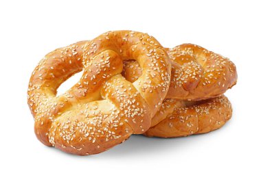 Beyaz arkaplanda izole edilmiş lezzetli krakerler