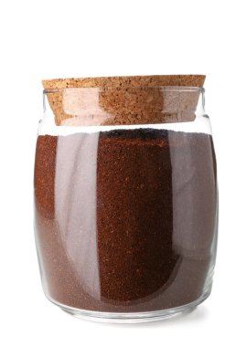 Kapalı kavanoz ve beyaz arka planda izole kahve tozu.