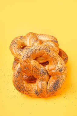 Sarı arkaplanda lezzetli kraker yığını