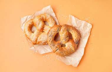 Renk arkaplanında lezzetli simit olan fırın kağıdı