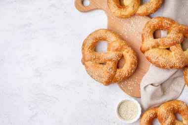 Tahta tahta tahta, lezzetli krakerler ve arka planda susam tohumları.