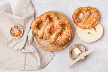 Hafif arka planda lezzetli kraker, reçel ve tereyağı tabağı