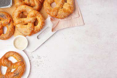 Lezzetli krakerler ve hafif arkaplanda susam tohumları olan bir pano.